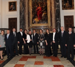 Fotografía de grupo de Su Majestad la Reina con las autoridades asistentes al concierto, la soprano, la mezzosoprano, el tenor, el bajo y los director